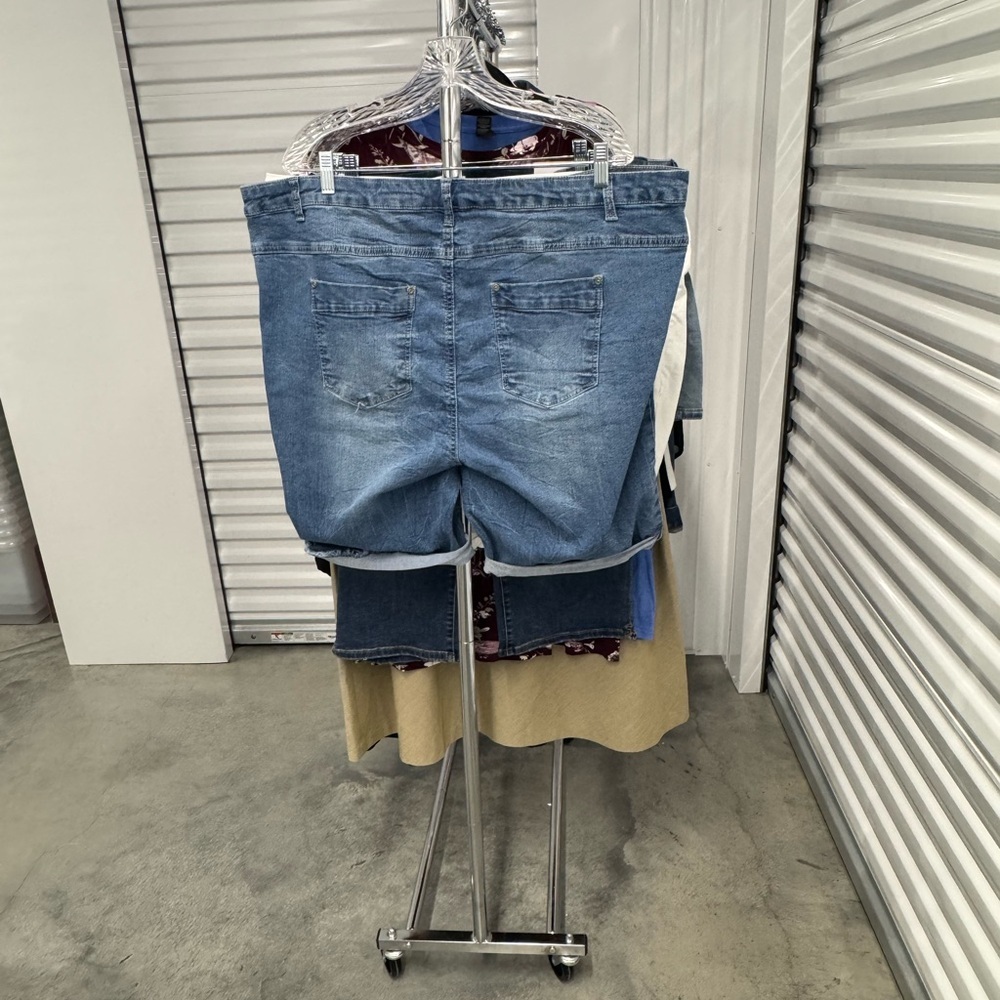 Ellos | 5 Button Bermuda Shorts in Medium Wash | size 24 - Picture 4 of 4
